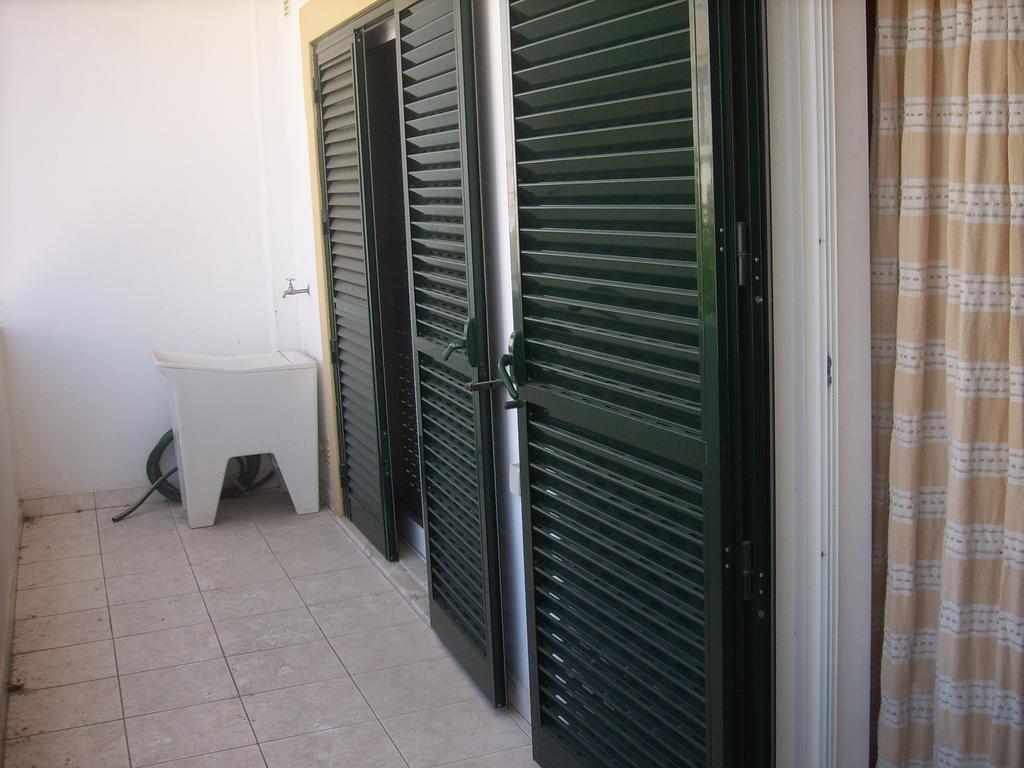 Apartamentos Monica Quarteira Ruang foto